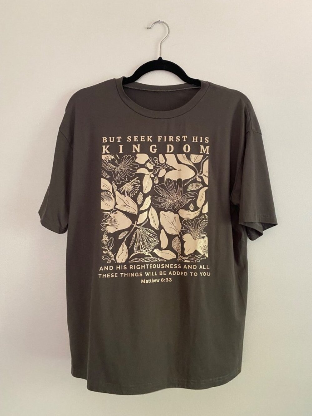 Gray Women's Graphic Faith T-Shirt With Floral Design & Matthew 6:33 Size S